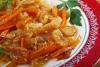 Pescado frito en escabeche suave con zanahorias.