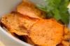 Chips de batata, pelada, hechos en el horno y condimentados con hierbas.