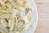 Un plato con tallarines al estilo Alfredo fortissimo, con nata y queso rallad.