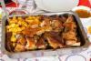 Una fuente con cabrito asado y patatas.