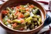 Ensalada de nopales y tomate en un cuenco de loza rústica.