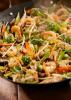 Gambas y verduras salteadas al estilo chino recién hechas y humeantes.