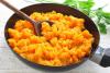 Puré de zanahoria con naranja y comino en una sartén.