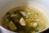 Caldo corto para hervir pescado, condimentado con limón, cebolla, apio y perejil.