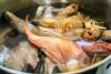 Pescados en una olla para hacer fumet de pescado.