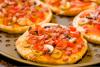 Pizzas individuales recién salidas del horno.