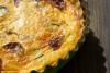 Tarta salada de salchicha, queso y pimiento.