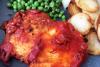 Una rodaja de atún a la guipuzcoana acompañada de guisantes y patatas fritas a la panadera.