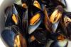 Detalle de mejillones cocinados con vino blanco y nata líquida.