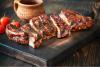 Detalle de costillas de cerdo glaseadas con jarabe de arce.