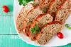 Rodajas de carne fiambre con znahaoria y pimiento rojo.
