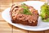 Un plato con una tostada untada con paté campero, acompañada de lechuga.
