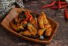 Berenjenas asadas con salsa balado en una fuente.