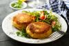 Un plato con tortitas de patata y ensalada