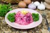 Un plato con ensaladilla de remolacha y patata al estilo de Estonia y Europa del Este.