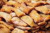 Una pila de casadielles asturianos espolvoreados con azúcar.