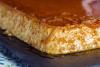 Flan al horno sobre plato de pizarra.