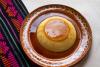 Flan mexicano sobre una fuente de barro.