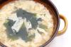 Sopa kakitama con algas en un bol.