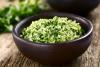 Un cuenco con arroz verde.