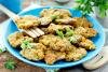 Higaditos de pollo fritos una vez rebozados en pan rallado y huevo.