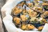 Detalle de mejillones gratinados en una cesta forrada con papel.