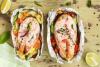 Dos rodajas de salmóny verduras en papillote.