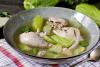 Sopa de chayoe con pollo en un plato hondo.