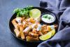 Yuca frita con salsa de cilantro.