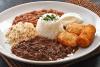 Picadillo de carne con arroz, alubias, farofa y huevo frito.