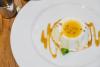 Panacotta decorada con salsa de narnaja.