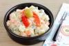 Porción individual de ensaladilla en un cuenco.