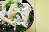 Pasta con brócoli y queso azul en un cuenco.
