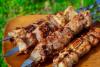 Pinchos morunos en un plato de madera.