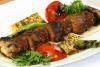Brocheta de champiñones servida en plato una vez quitado el pincho.