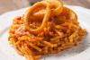Fideuá con calamares en un plato.