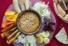 Un cuenco con bagna càuda rodeado de hortalizas troceadas.