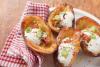 Cáscaras de patata con tocino entreverado frito, nata líquida y cebollino.