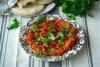 Un cuenco con muhammara decorada con perejil.