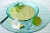 Un cuenco con crema de aguacate.