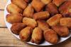 Croquetas ya fritas en un plato.