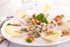 Un plato con ensalada de endibias y nueces con vinagreta al roquefort.