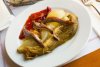 Un palto con escalivada adornada con filetes de anchoa.