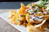 Nachos preparados con carne asada.