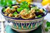 Berenjenas fritas con aillade, o salsa de ajo y nueces.