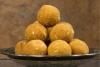 Besan ke laddus apilados en un plato.