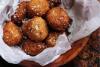 Buñuelos de plátano recién fritos.
