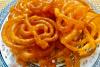Jalebi, fritos y almibarados, en un plato.