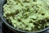 Pesto de brócoli en un cuenco.