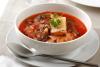 Un cuenco con sopa de setas silvestres.